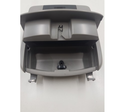 Плафон внутреннего освещения салона передний