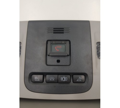 Плафон внутреннего освещения салона передний