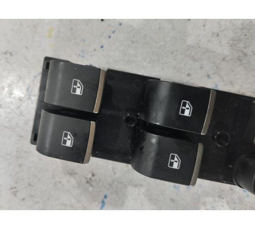 Блок кнопок управления стеклоподъёмниками передний левый