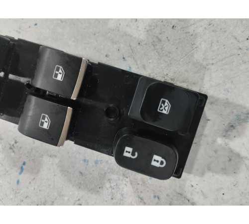 Блок кнопок управления стеклоподъёмниками передний левый