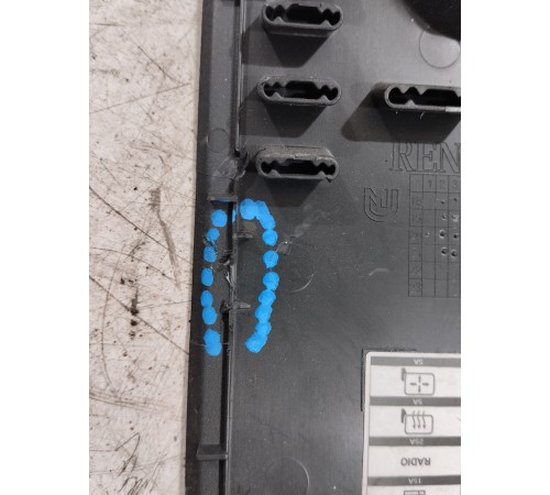 Крышка блока предохранителей салона