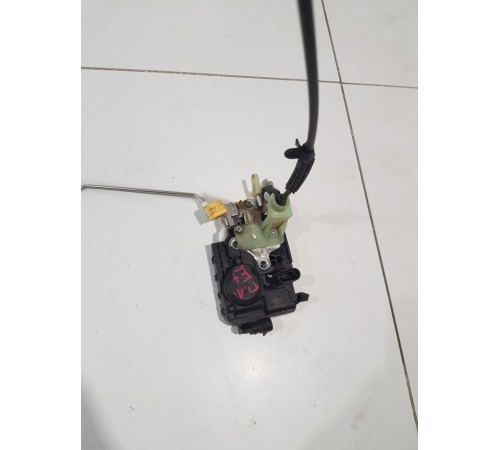 Замок двери передний левый