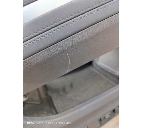 Центральная консоль с подлокотником в сборе