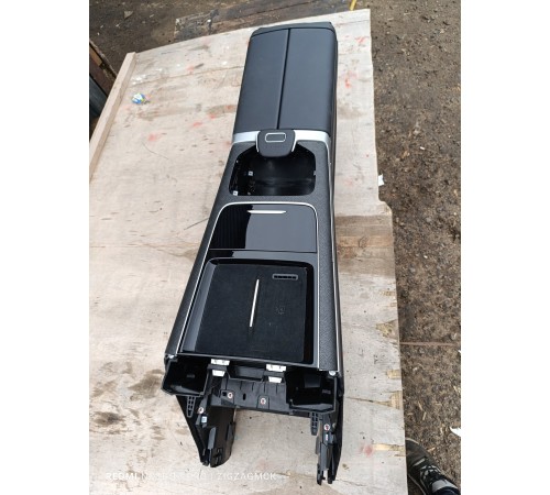 Центральная консоль с подлокотником в сборе