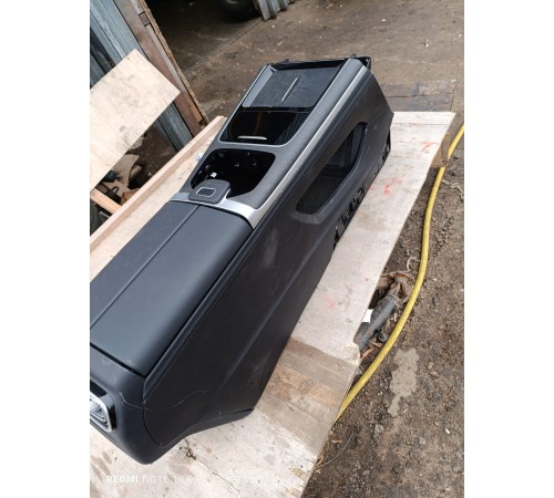 Центральная консоль с подлокотником в сборе