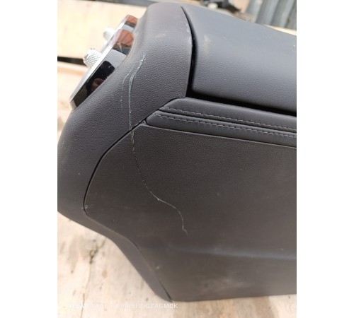 Центральная консоль с подлокотником в сборе