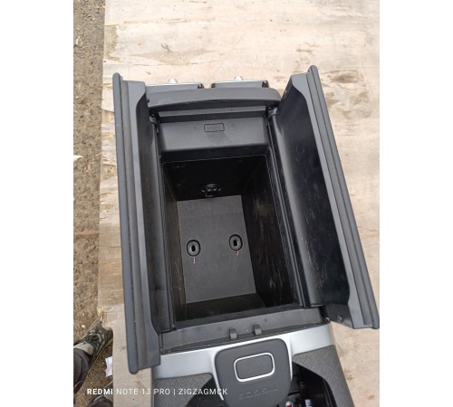 Центральная консоль с подлокотником в сборе