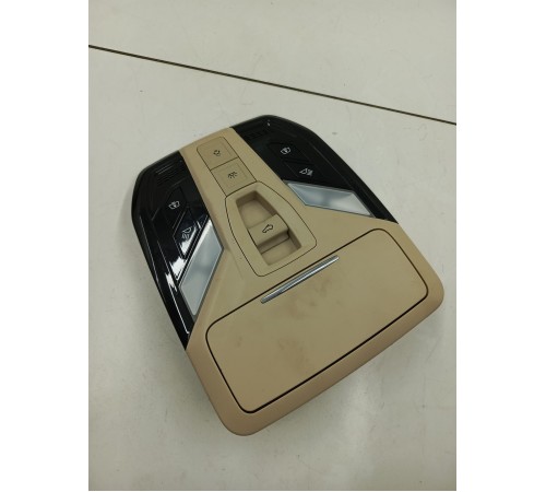 Плафон внутреннего освещения салона передний