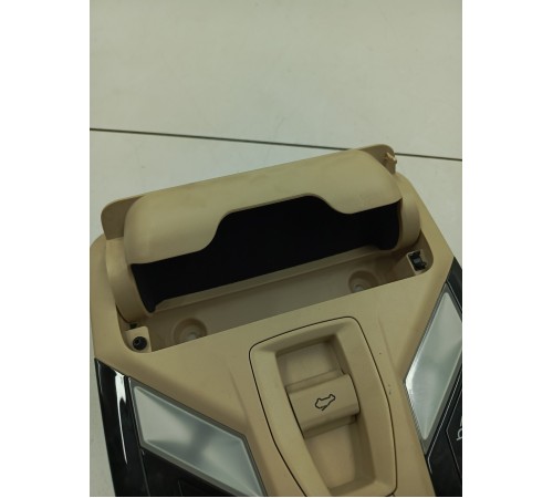 Плафон внутреннего освещения салона передний