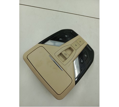 Плафон внутреннего освещения салона передний