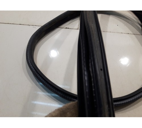 Уплотнитель двери (задний, правый)