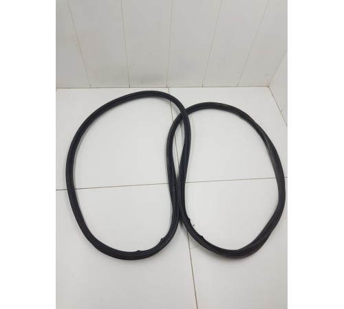 Уплотнитель двери задний правый