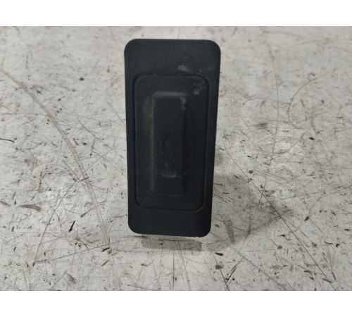 Кнопка открывания крышки багажника