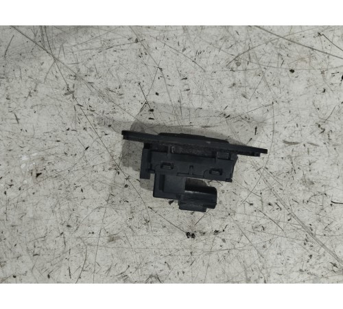 Кнопка открывания крышки багажника