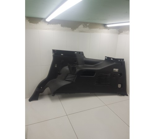 Обшивка багажника правая