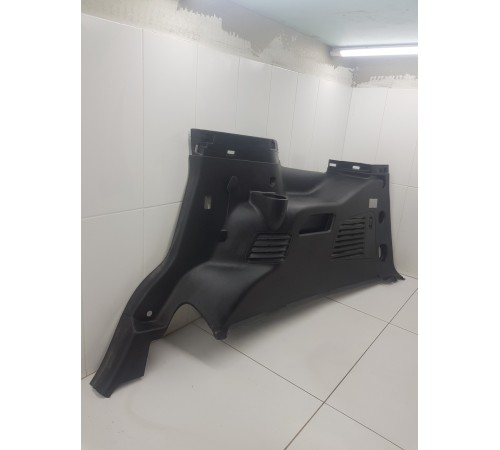 Обшивка багажника правая