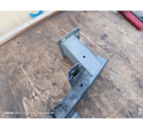 Усилитель переднего бампера