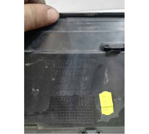 Жабо лобового стекла