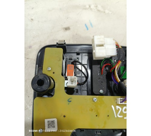 Плафон внутреннего освещения салона передний