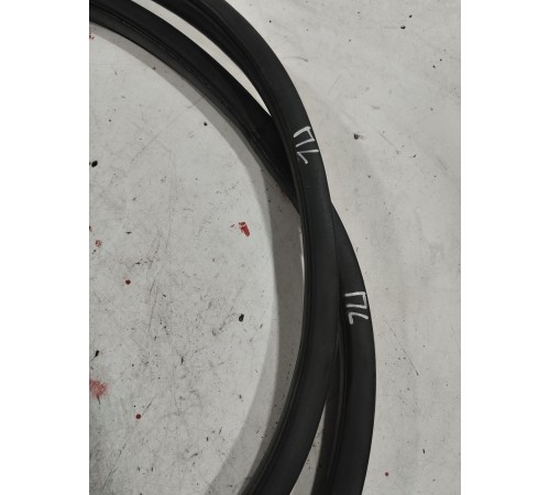 Уплотнитель двери(передний левый)