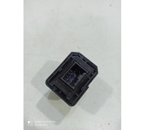 Кнопка открытия багажника (лючка бензобака)