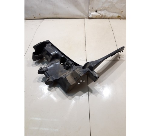 Кронштейн заднего бампера (левый)