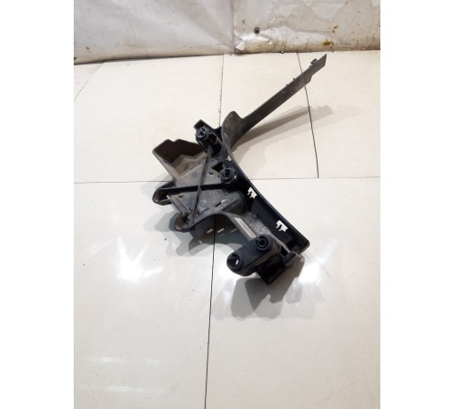 Кронштейн заднего бампера (левый)