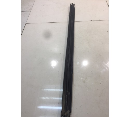 Уплотнитель стекла (передний, правый)