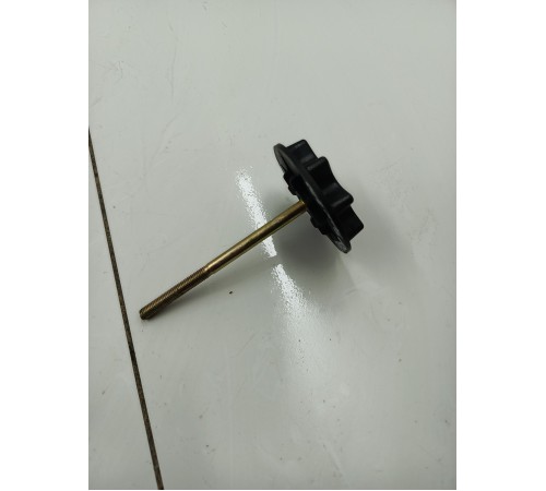 Болт крепления запасного колеса