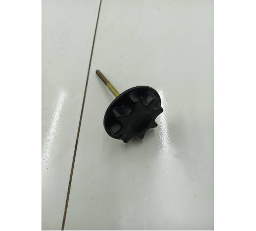 Болт крепления запасного колеса