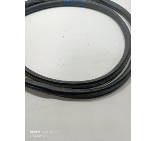 Уплотнитель проема двери передний левый