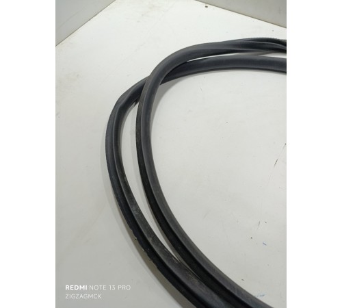 Уплотнитель проема двери передний левый