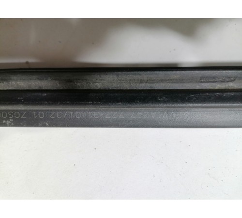 Уплотнитель стекла передний левый