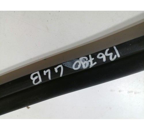 Уплотнитель стекла передний левый