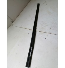 Уплотнитель стекла передний левый