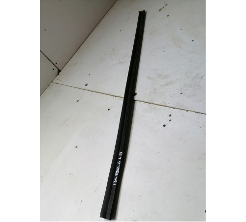 Уплотнитель стекла передний левый