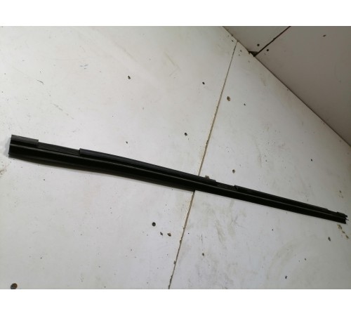 Уплотнитель стекла передний левый