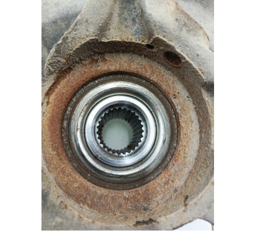 Кулак поворотный передний левый