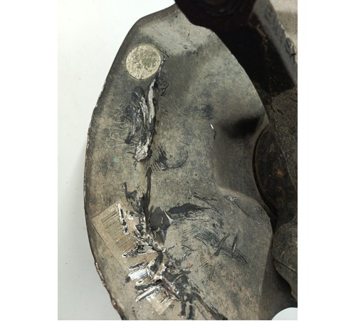 Кулак поворотный передний левый