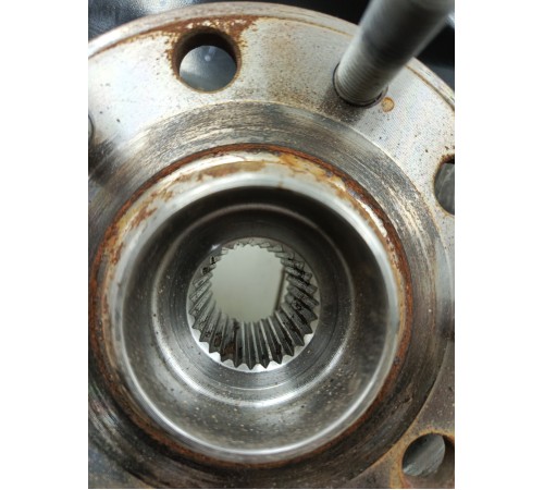 Кулак поворотный передний левый