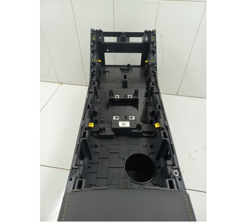 Центральная консоль с подлокотником