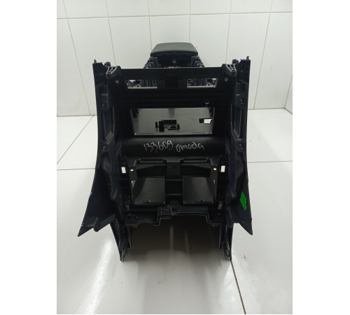 Центральная консоль с подлокотником