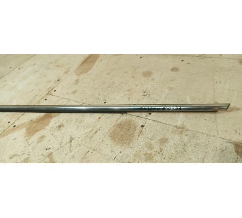 Наружний хромированный молдинг стекла передней левой двери