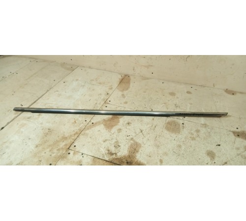 Наружний хромированный молдинг стекла передней левой двери