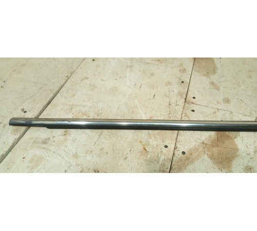 Наружний хромированный молдинг стекла передней левой двери