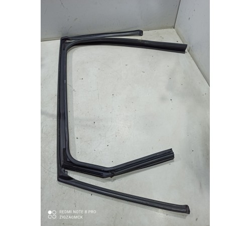 Уплотнитель стекла двери (задний левый)