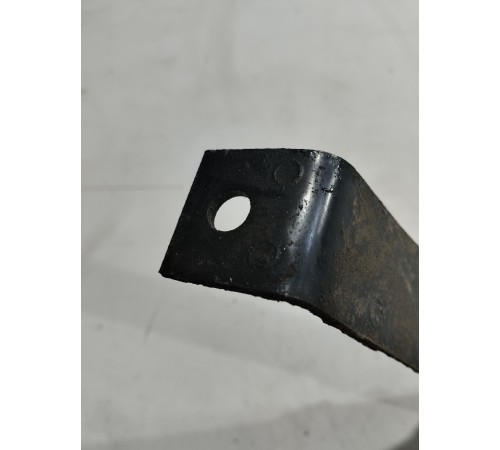 Крепление топливного бака левое