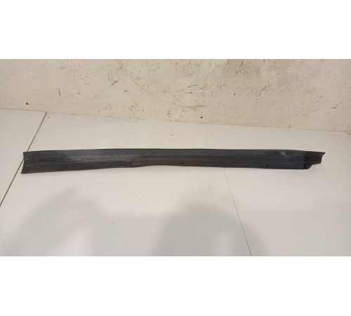 Уплотнитель передней левой двери