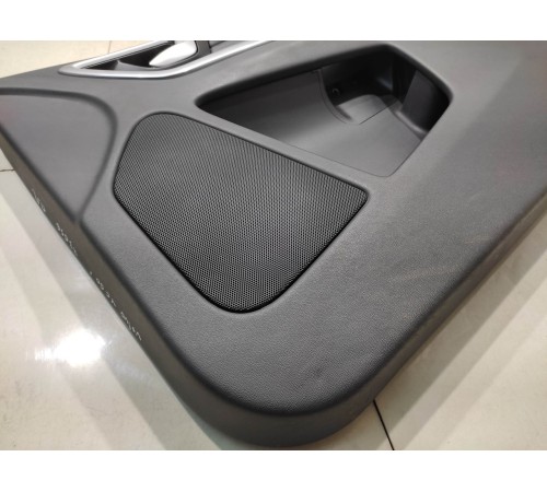 Обшивка двери (передняя, правая)