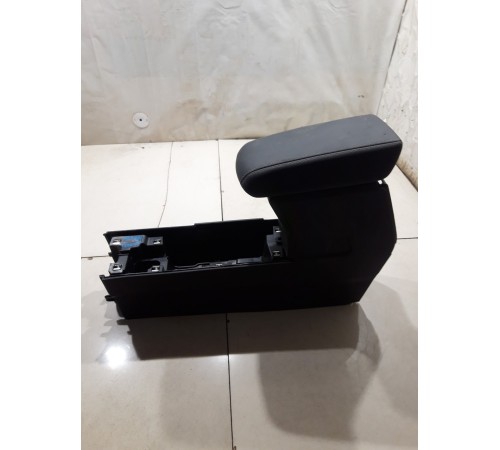 Центральная консоль с подлокотником